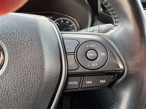 Used 2022 Toyota Venza XLE image 23