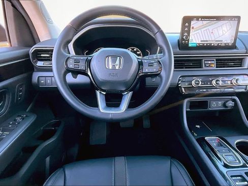 Used 2025 Honda Pilot Touring image 9