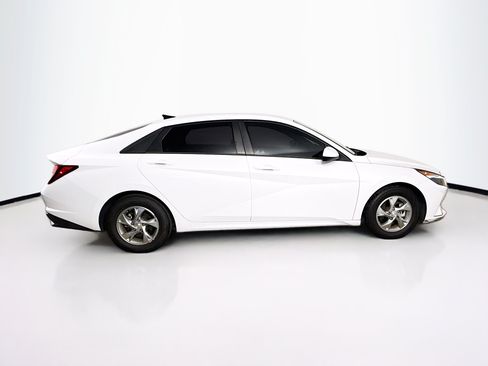 Used 2022 Hyundai Elantra SE FWD image 2