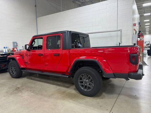 Used 2022 Jeep Gladiator Sport AWD/4WD image 2