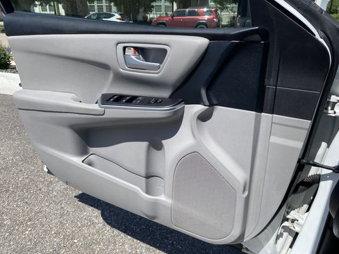 Used 2015 Toyota Camry SE FWD image 16