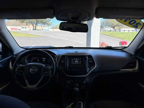 Used 2017 Jeep Cherokee Latitude w/ Safety/Convenience Group image 9