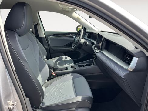 Certified 2025 Volkswagen Tiguan SE FWD image 19