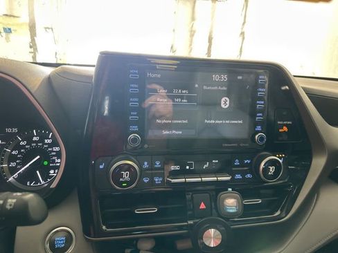 Used 2020 Toyota Highlander XLE image 4