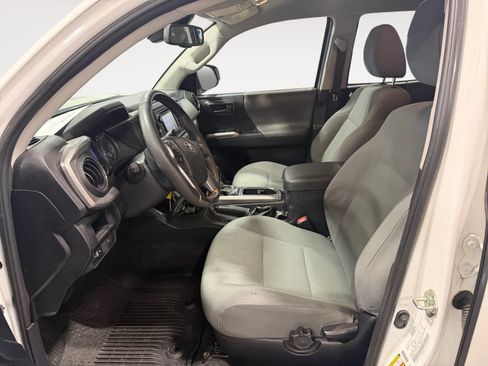 Used 2018 Toyota Tacoma SR5 AWD/4WD image 10