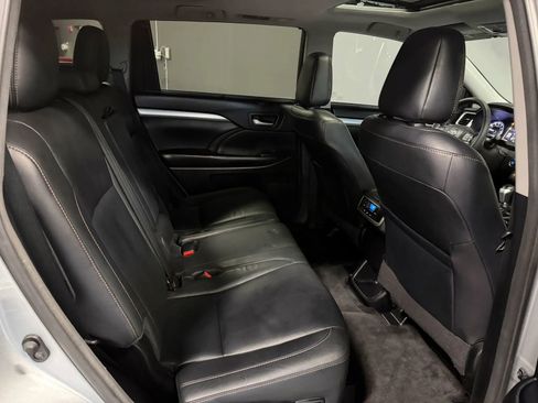 Used 2017 Toyota Highlander XLE FWD image 17