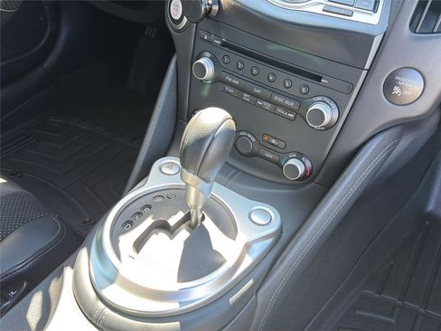 Used 2018 Nissan 370Z Touring RWD image 19