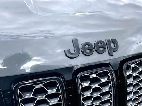 Used 2020 Jeep Grand Cherokee Altitude AWD/4WD image 32
