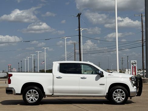Used 2024 Chevrolet Silverado 1500 LTZ AWD/4WD image 3