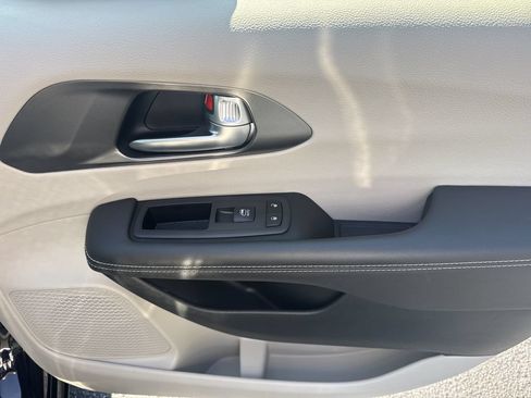 Used 2024 Chrysler Pacifica Touring-L FWD image 14