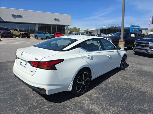 Used 2024 Nissan Altima 2.5 SR w/ SR Premium Package image 3