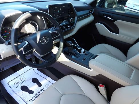 Used 2022 Toyota Highlander XLE image 11
