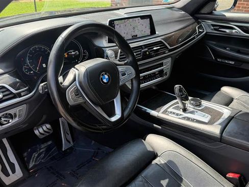 Used 2018 BMW 750i RWD image 31