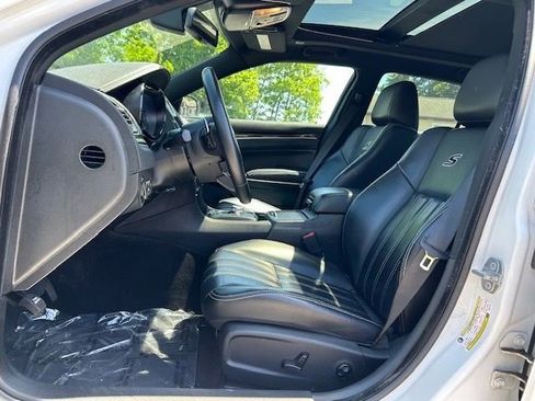 Used 2019 Chrysler 300 S w/ 300S Premium Group RWD image 12
