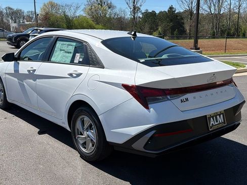 New 2026 Hyundai Elantra SE image 7