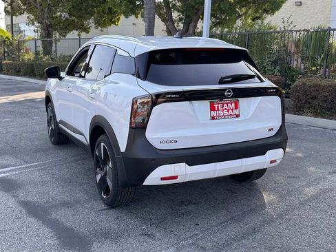 New 2026 Nissan Kicks SR w/ SR Premium Package FWD image 5