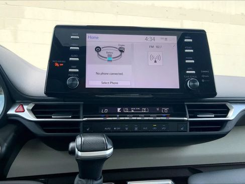 Used 2024 Toyota Sienna XLE FWD image 34