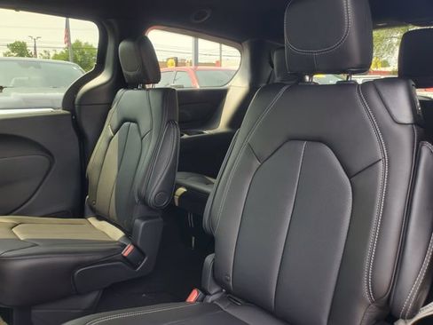 New 2027 Chrysler Pacifica Select AWD/4WD image 11