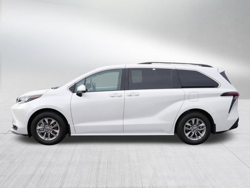 Certified 2025 Toyota Sienna XLE w/ XLE Plus Package image 4