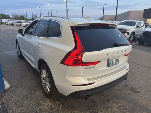Used 2021 Volvo XC60 T5 Momentum image 2