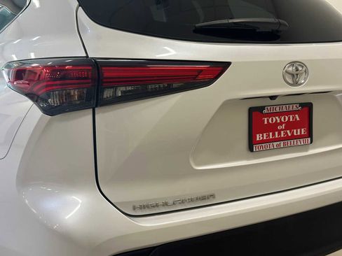 Used 2023 Toyota Highlander XLE AWD/4WD image 7