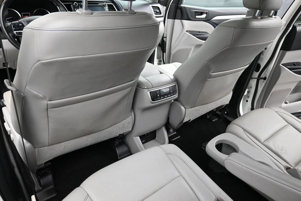 Used 2017 Toyota Highlander XLE AWD/4WD image 28