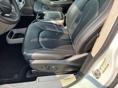 Used 2024 Chrysler Pacifica Touring-L FWD image 12