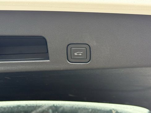 Used 2024 Chevrolet Traverse RS image 11