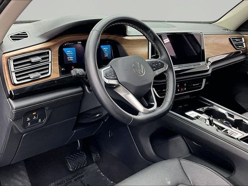 Used 2025 Volkswagen Atlas SE FWD image 14