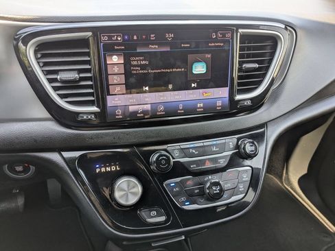 Used 2025 Chrysler Pacifica Select FWD image 11