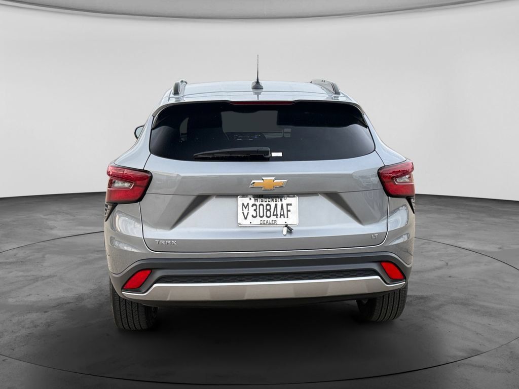 Used 2025 Chevrolet Trax LT w/ LT Convenience Package FWD image 8
