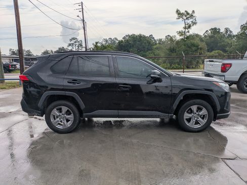 Used 2022 Toyota RAV4 XLE FWD image 3