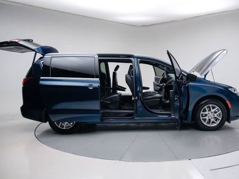 Used 2025 Chrysler Pacifica Select FWD image 14