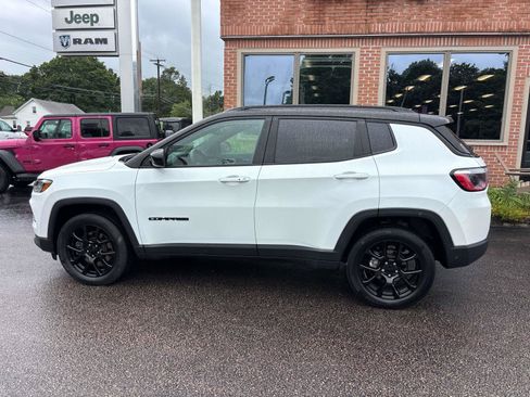 Used 2023 Jeep Compass Latitude w/ Convenience Group AWD/4WD image 3