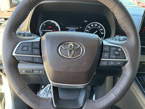 Certified 2023 Toyota Sienna Platinum image 32
