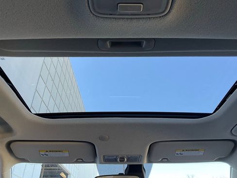 Used 2025 Hyundai Venue SEL image 18