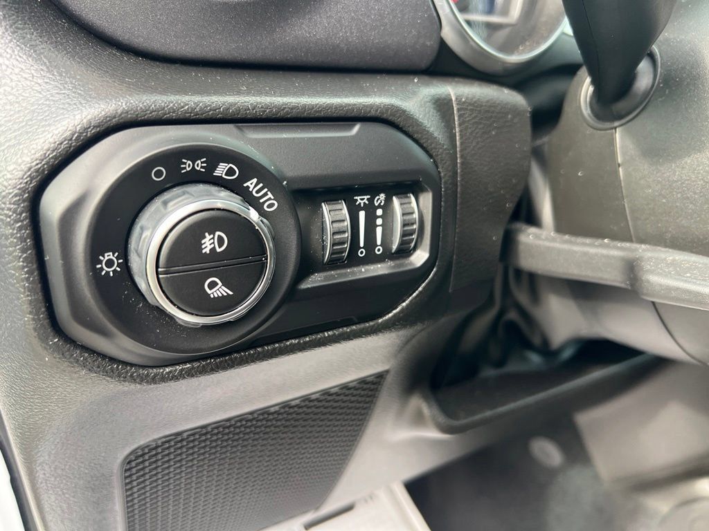 Used 2022 Jeep Gladiator Mojave w/ Cold Weather Group AWD/4WD image 29