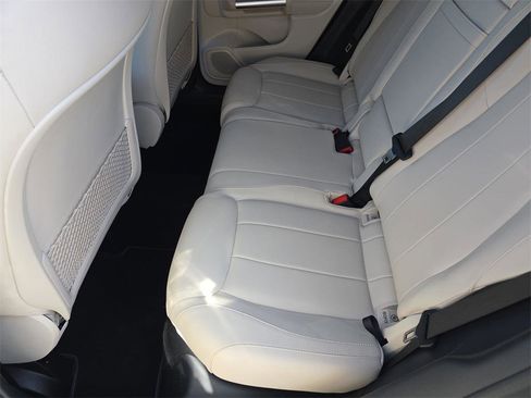 Used 2025 Mercedes-Benz GLA 250 4MATIC image 15