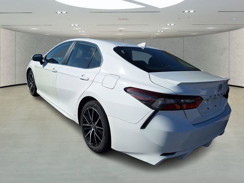 Used 2024 Toyota Camry SE image 3