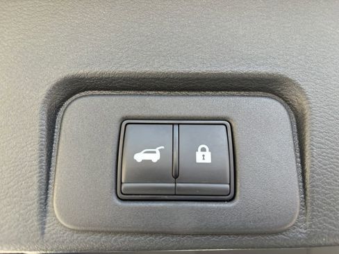Used 2023 Nissan Rogue SV w/ SV Premium B Package FWD image 11