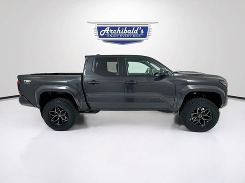 Used 2024 Toyota Tacoma TRD Sport AWD/4WD image 9