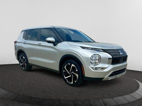 Used 2024 Mitsubishi Outlander SE image 3