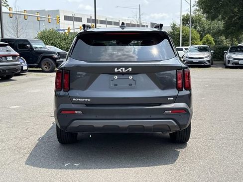 Used 2023 Kia Sorento S w/ Panoramic Sunroof Package AWD/4WD image 3