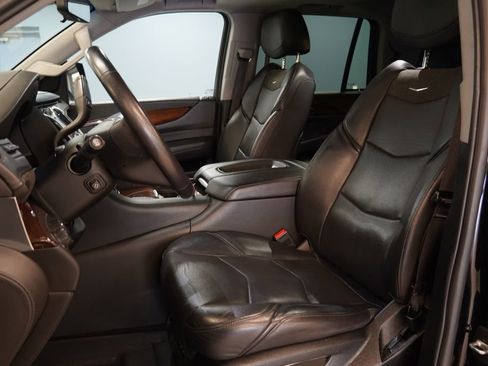 Used 2019 Cadillac Escalade Luxury AWD/4WD image 3