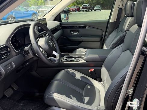 Used 2025 Honda Pilot Touring image 11