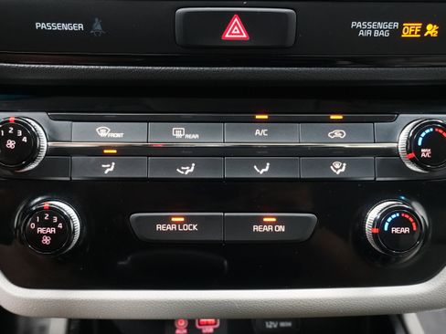 Used 2021 Kia Sedona LX image 19