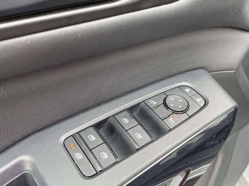 Used 2025 Nissan Pathfinder SV image 16