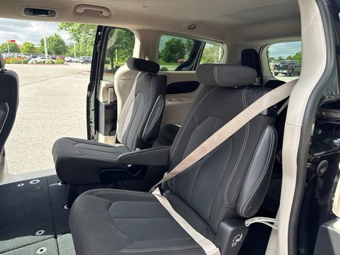 Used 2023 Chrysler Voyager LX FWD image 5