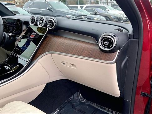 Used 2025 Mercedes-Benz GLC 300 4MATIC image 15