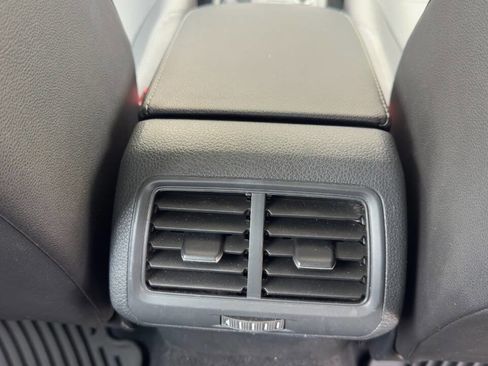 Used 2015 Volkswagen Golf S image 28